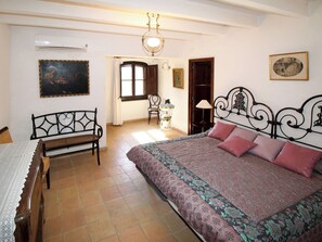4 bedrooms, travel cot, free WiFi - Wonderful private villa with private pool, A/C, WIFI, TV, terrace, pets allowed and panoramic view (Pals)