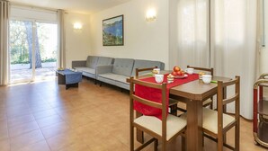 Un espace repas comprenant une table, des chaises et un canapé.