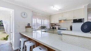 Grand réfrigérateur, micro-ondes, four, plaque de cuisson