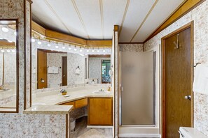 Kostenlose Toilettenartikel, Haartrockner, Handtücher