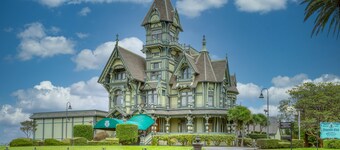 Inviting waterfront cottage w/deck featuring a BBQ, kayaks, and canal access