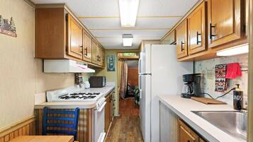 Waterfall Retreat-Family Cabin | Individueel gedecoreerd, individueel gemeubileerd, een laptopwerkplek