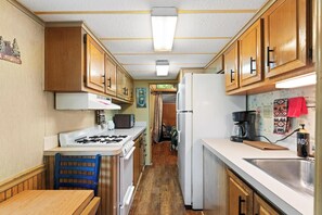 Waterfall Retreat-Family Cabin | Individualmente decorados, individualmente mobiliados