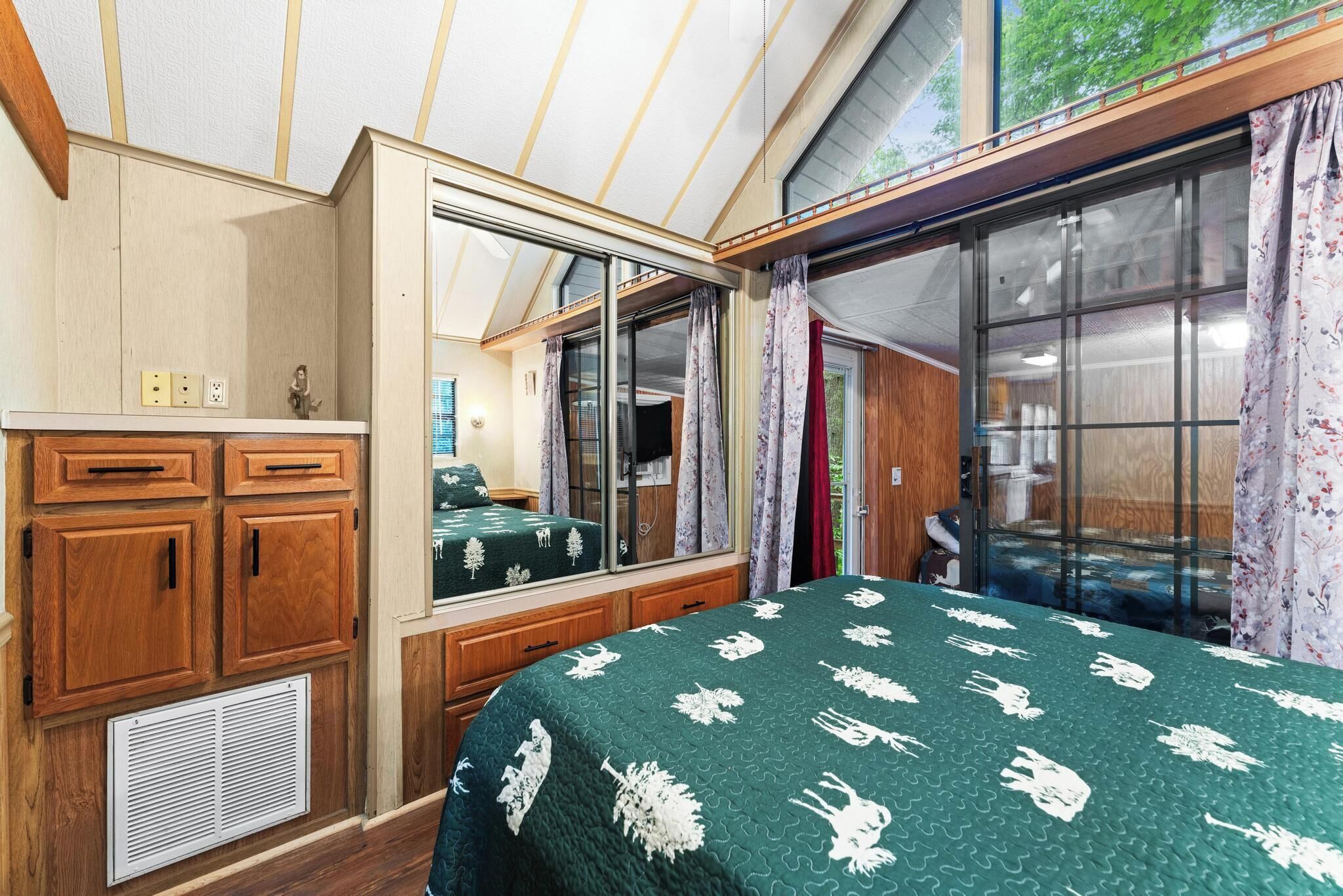 Waterfall Retreat-Family Cabin | Individually decorated, individually furnished, laptop workspace