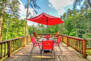 Waterfall Retreat-Private Deck Suite | Terassi/patio