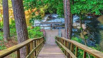 Waterfall Retreat- Riverfront Queen