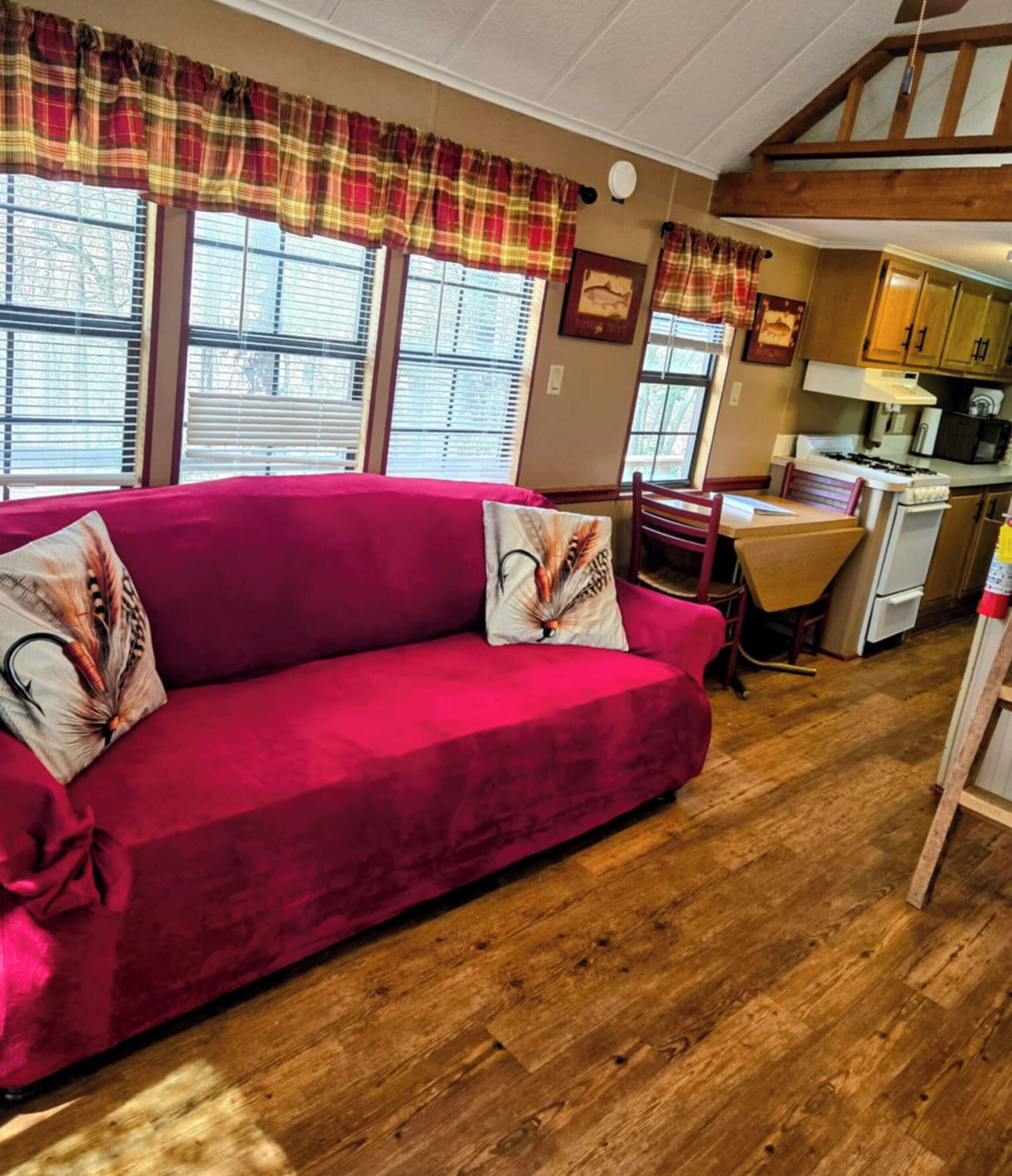 Waterfall Retreat- Cozy Cabin | Decoración individual y mobiliario individual