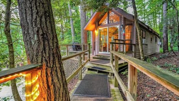 Waterfall Retreat-Family Cabin | 1 soveværelse, individuelt design, individuel indretning