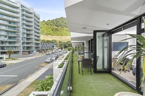 Property grounds - Chic and Modern Mount Maunganui Apartment (Mount Maunganui)