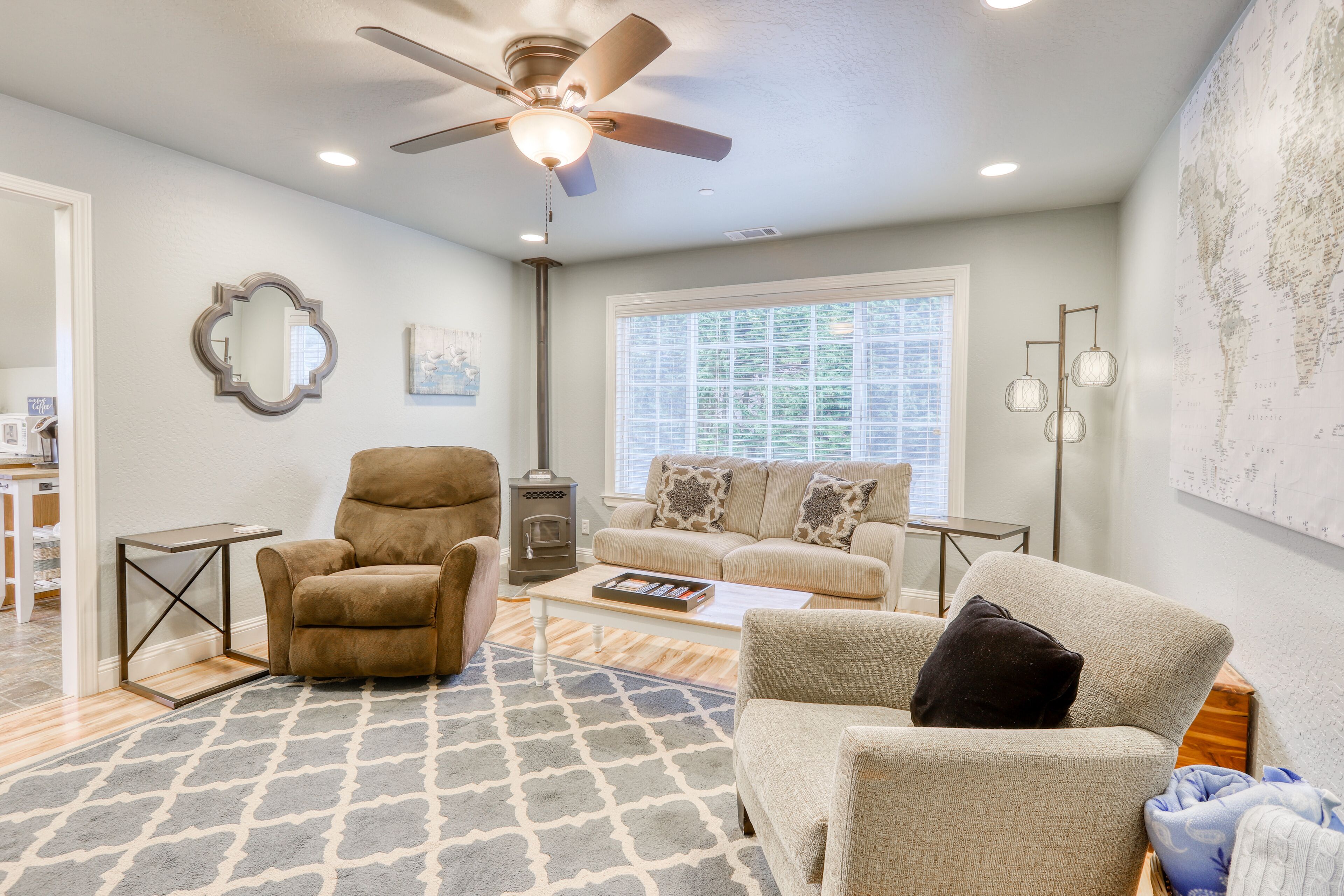 Inviting house w/a quiet yard to relax in & BBQ - close to beaches and redwoods
