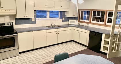 Beach Lodge: 3 Bedroom - Pet Friendly - Game Room - Great for Multi Families