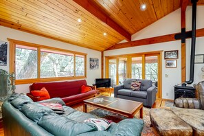 TV, DVD player, livros