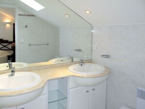 Towels - Nice apartment in villa for 8 guests with WIFI, private pool, TV, terrace and pets allowed (Lacanau-océan)