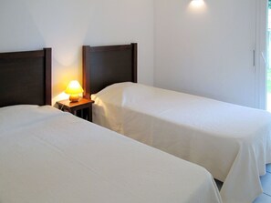 4 bedrooms, travel cot, WiFi, bed sheets - Nice apartment in villa for 8 guests with WIFI, private pool, TV, terrace and pets allowed (Lacanau-océan)