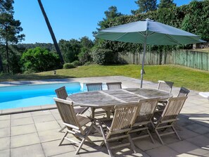 Outdoor dining - Nice apartment in villa for 8 guests with WIFI, private pool, TV, terrace and pets allowed (Lacanau-océan)