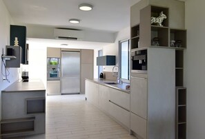 Frigorifero, microonde, lavastoviglie, macchina per tè/caffè