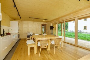 Fridge, microwave, oven, stovetop - Chalet on the Lofer, 2 separate bedrooms (Reit im Winkl)