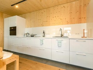 Fridge, microwave, oven, stovetop - Chalet on the Lofer, 2 separate bedrooms (Reit im Winkl)