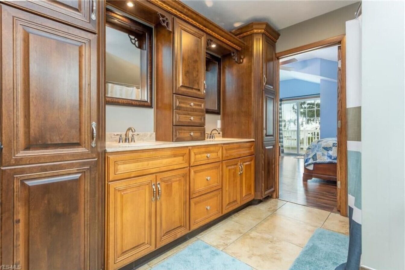 Una cocina amplia con armarios de madera, una encimera y vistas al exterior.