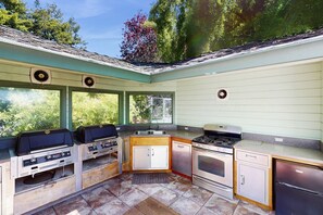Réfrigérateur, four à micro-ondes, un four, surface de cuisson