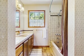 Kostenlose Toilettenartikel, Haartrockner, Handtücher