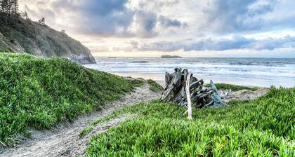Casa para perros con vistas al océano, una cancha de tenis privada y una mesa de air hockey