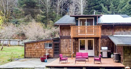 Gemütliche Hütte für zwei Personen mit möbliertem Deck und Rasenplatz - in der Nähe von Wanderwegen