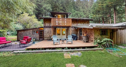 Cozy cabin for two w/ a furnished deck & grassy yard - close to hiking trails