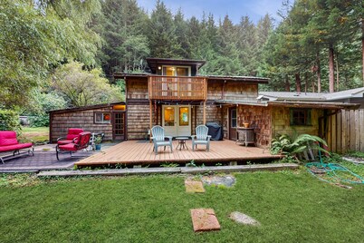 Cozy cabin for two w/ a furnished deck & grassy yard - close to hiking trails