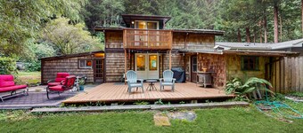 Cozy cabin for two w/ a furnished deck & grassy yard - close to hiking trails