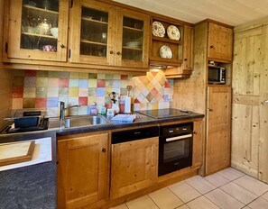 Kühlschrank, Ofen, Geschirrspüler, Wasserkocher mit Kaffee-/Teezubehör