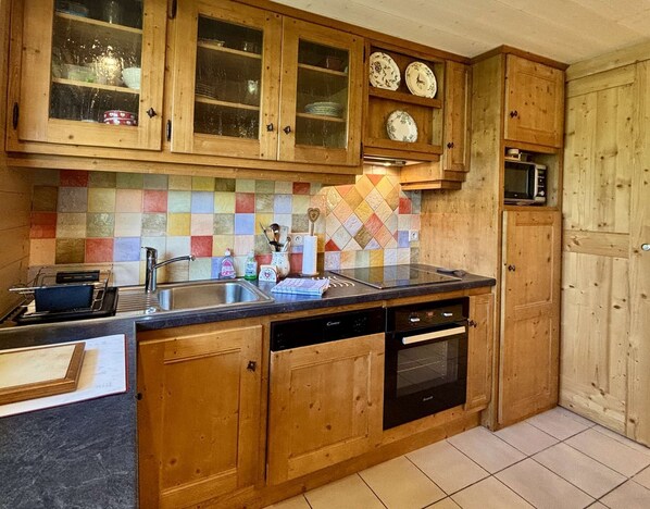 Fridge, oven, dishwasher, coffee/tea maker