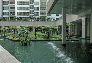 Inomhuspool och utomhuspool