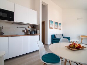 Family Apartment, Sea View (White) | In-room dining - Sunny Apartments (Solta)