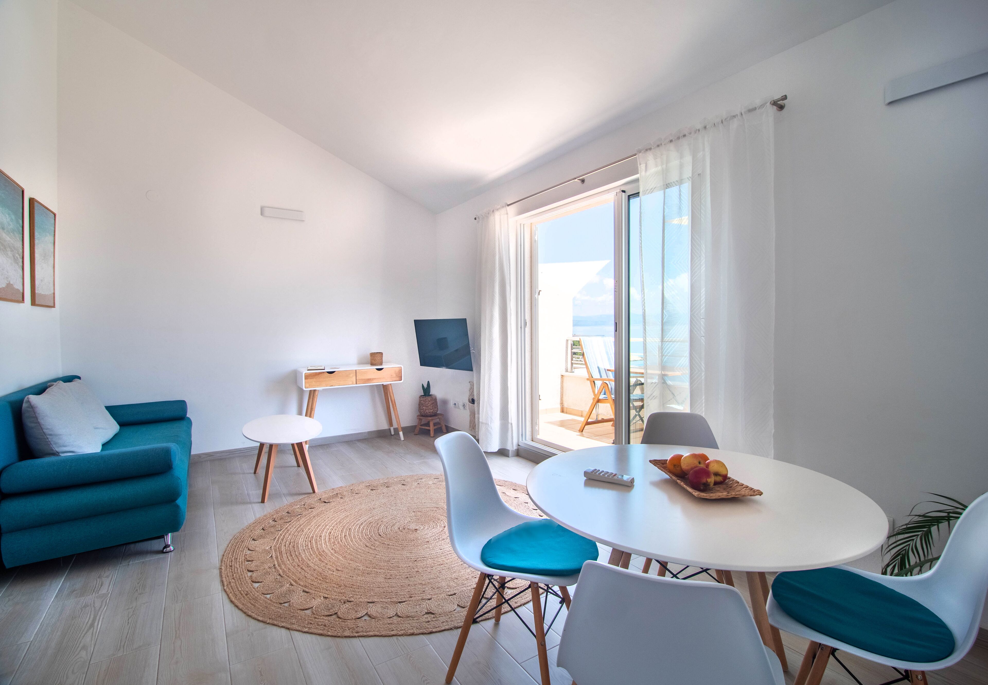 Familienapartment, Meerblick (White) | Wohnbereich | 42-Zoll-Flachbildfernseher mit Digitalempfang, Fernseher, Netflix
