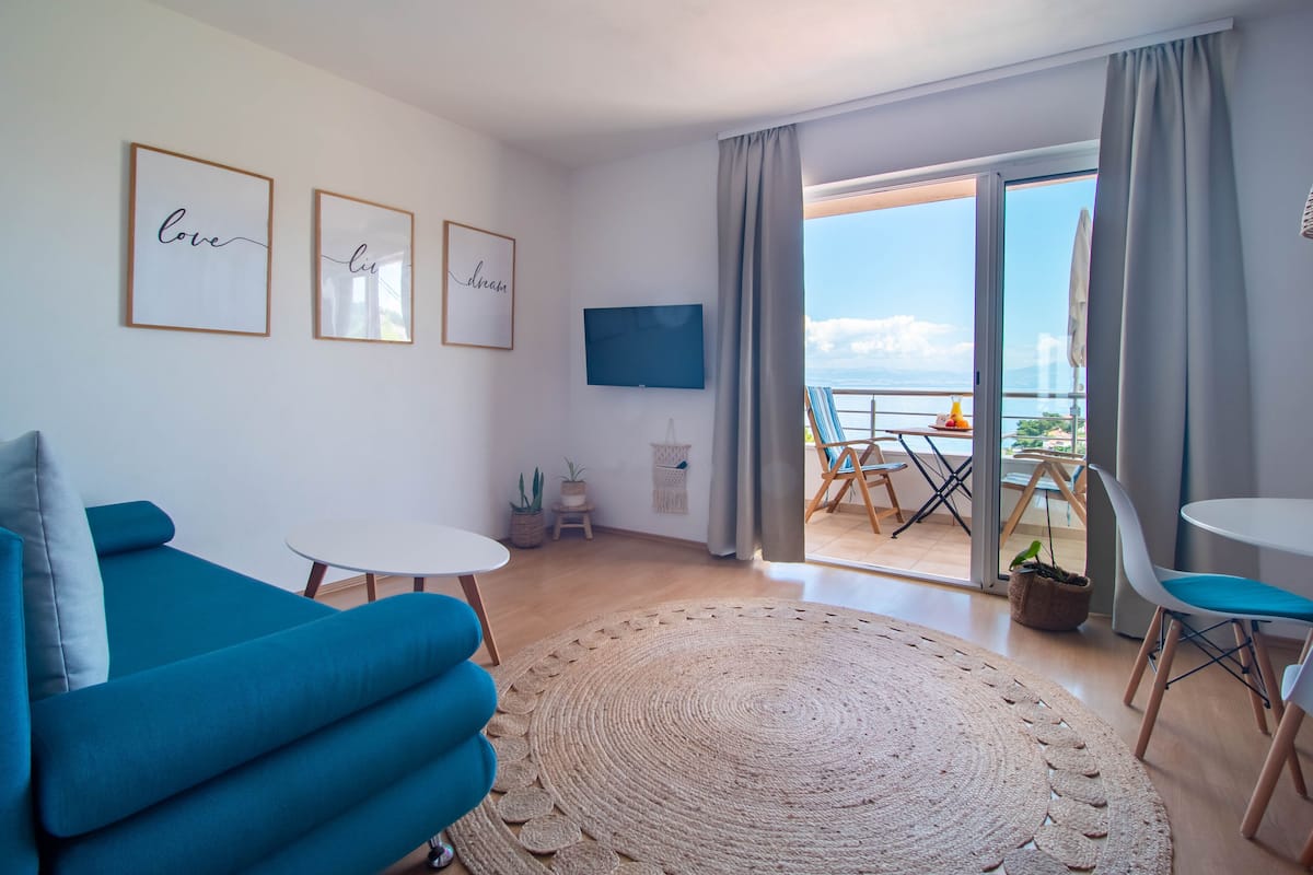 Family Apartment, Sea View (Red) | Living area | 42-inch flat-screen TV with digital channels, TV, Netflix