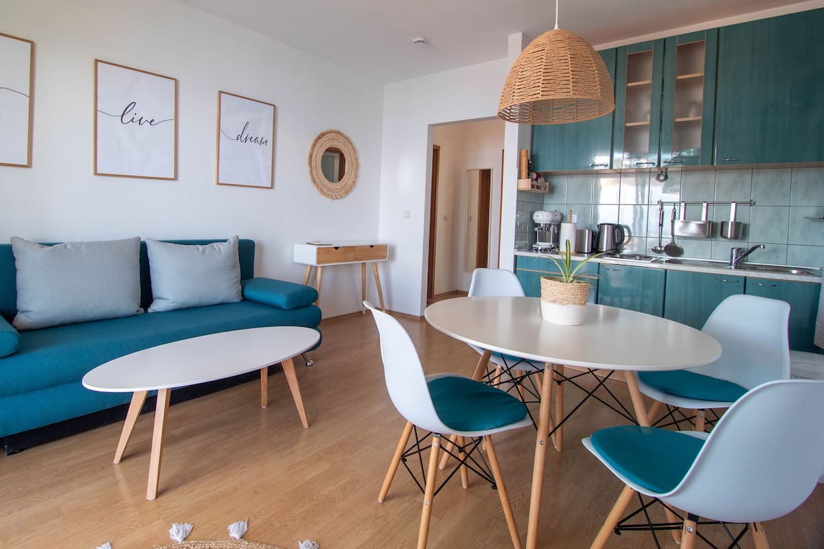 Family Apartment, Sea View (Green) | Living area | 42-inch flat-screen TV with digital channels, TV, Netflix