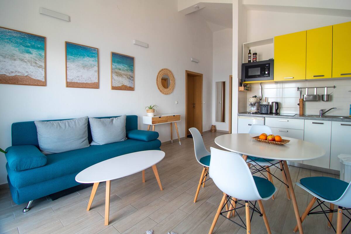 Family Apartment, Sea View (Yellow) | Living area | 42-inch flat-screen TV with digital channels, TV, Netflix
