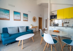 Family Apartment, Sea View (Yellow) | Living area | 42-inch flat-screen TV with digital channels, TV, Netflix - Sunny Apartments (Solta)