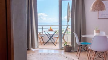 Family Apartment, Sea View (Red) | Living area | 42-inch flat-screen TV with digital channels, TV, Netflix