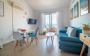 Familienapartment, Meerblick (Yellow) | Wohnbereich | 42-Zoll-Flachbildfernseher mit Digitalempfang, Fernseher, Netflix