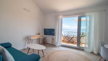 Familienapartment, Meerblick (White) | Wohnbereich | 42-Zoll-Flachbildfernseher mit Digitalempfang, Fernseher, Netflix