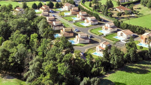 A residential area with multiple houses, each with a swimming pool, surrounded by greenery and a golf course. - Beautiful apartment in villa for 8 guests with private pool, TV, terrace and pets allowed (Pont-de-larn)