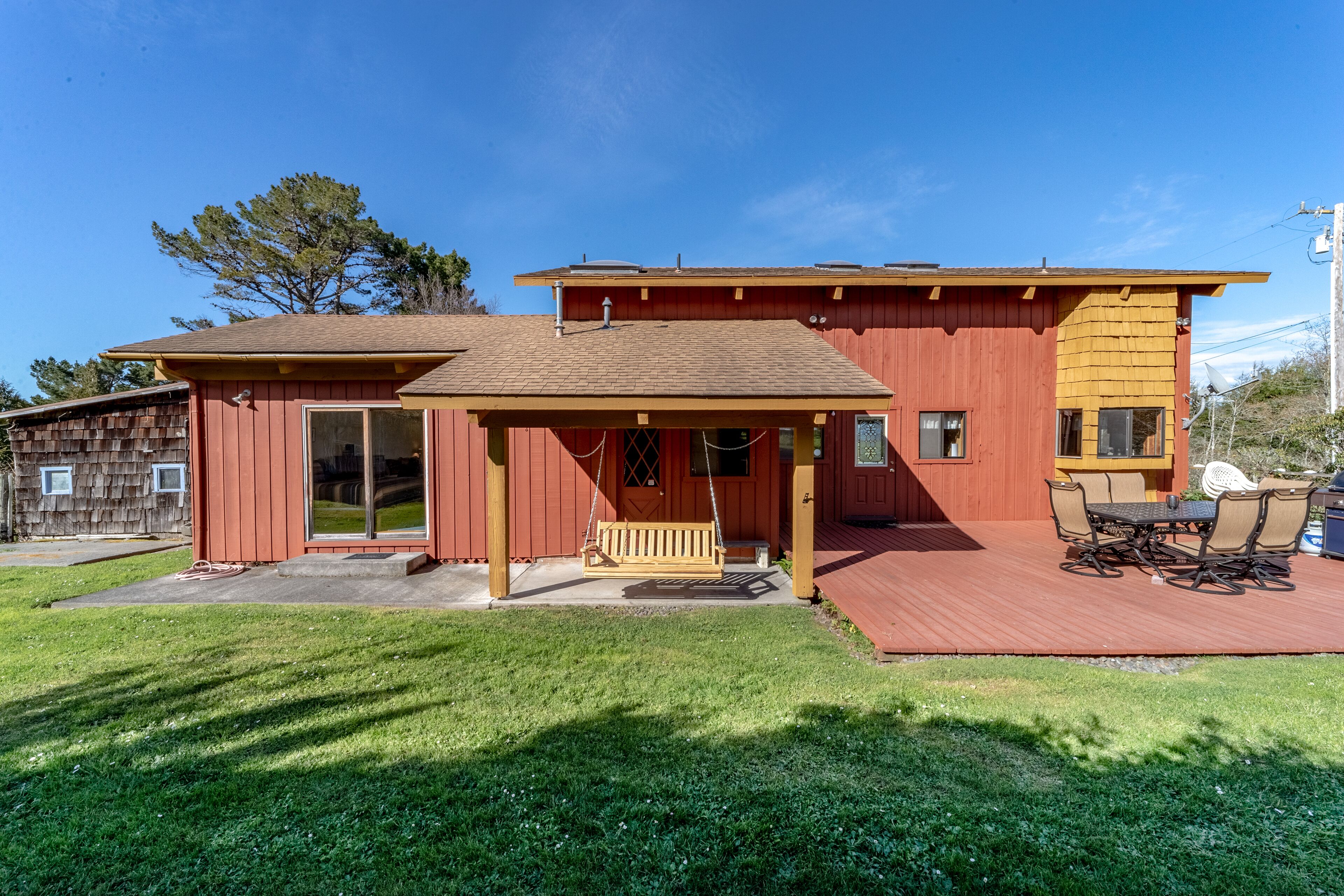 Dog-friendly cabin w/beautiful pasture and bay views and near the ocean