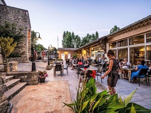 Outdoor dining - Beautiful apartment in villa for 4 people with A/C, WIFI, pool, hot tub, terrace and pets allowed (Lagorce)