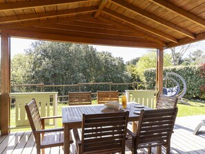 Outdoor dining - Cosy apartment in villa for 5 people with pool, WIFI, A/C, hot tub, terrace and pets allowed (Lagorce)