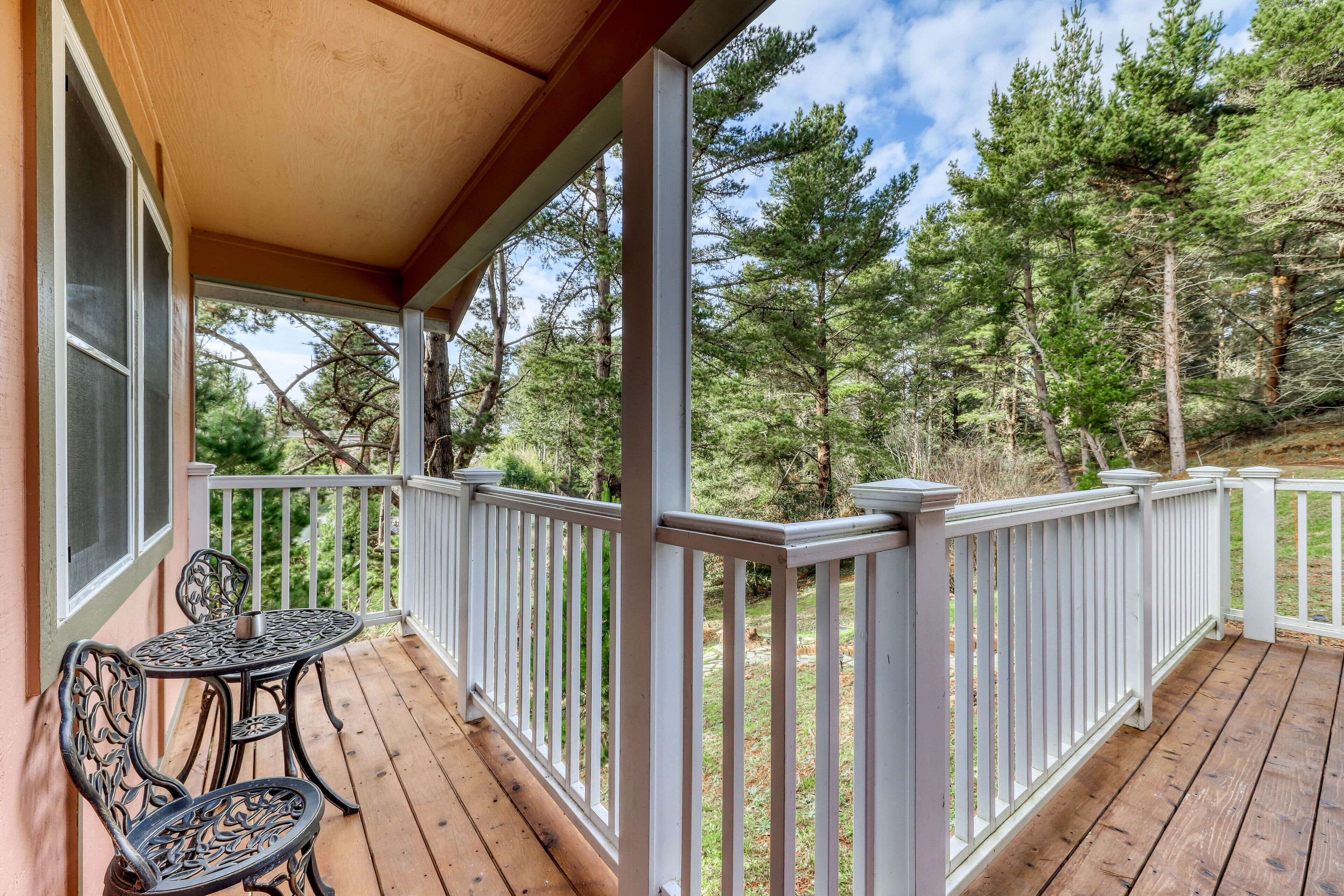 Beautifully-decorated home w/ new appliances - close to shopping & the redwoods
