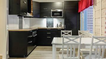 Kühlschrank, Mikrowelle, Geschirrspüler, Kochgeschirr/Geschirr/Besteck