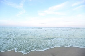 Sombrillas, toallas de playa, yoga en la playa