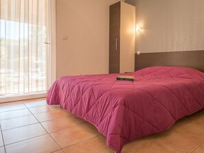 2 bedrooms, travel cot, WiFi, bed sheets